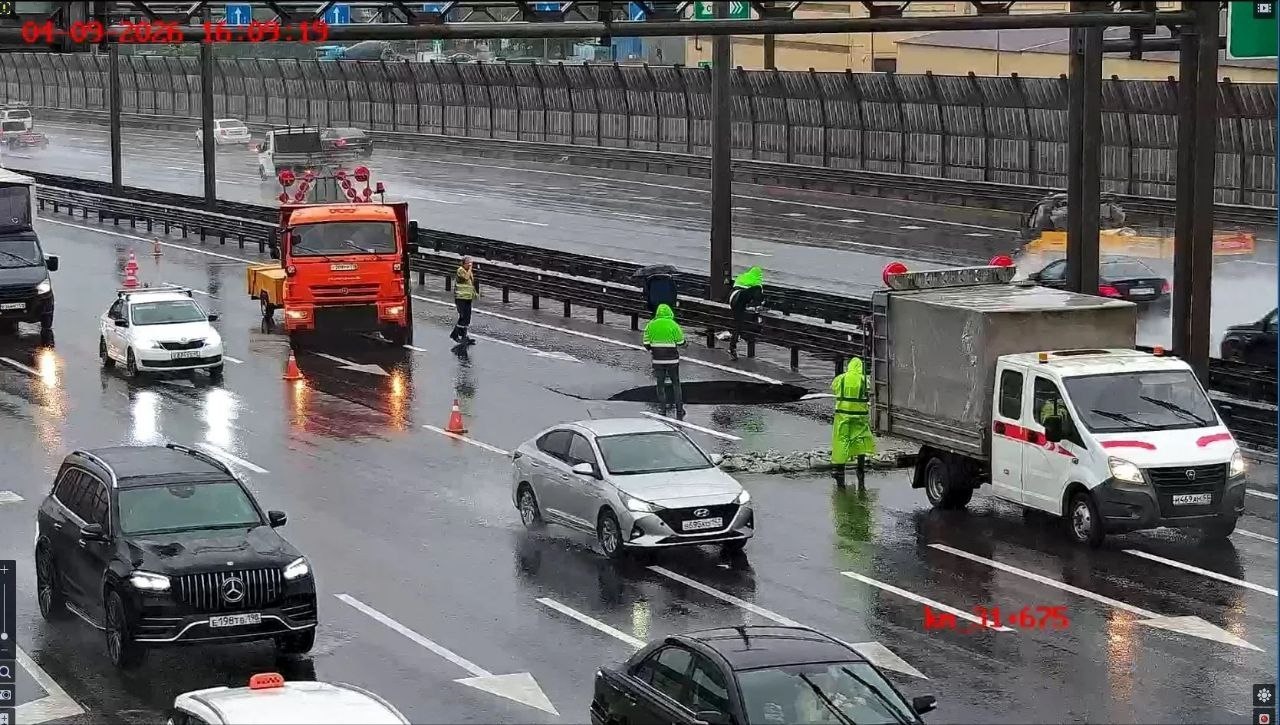 На КАД у Мурино перекрыты две полосы из-за провала асфальта