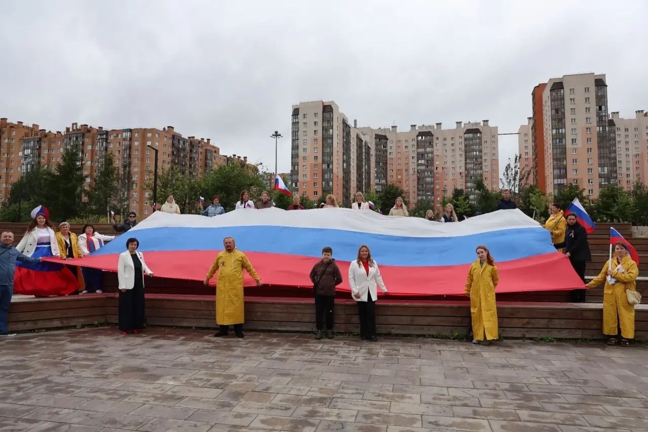 Жители Кудрово отметили День российского флага