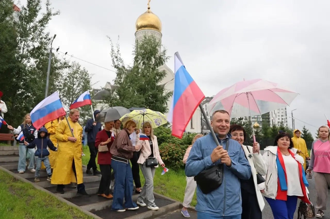 Жители Кудрово отметили День российского флага