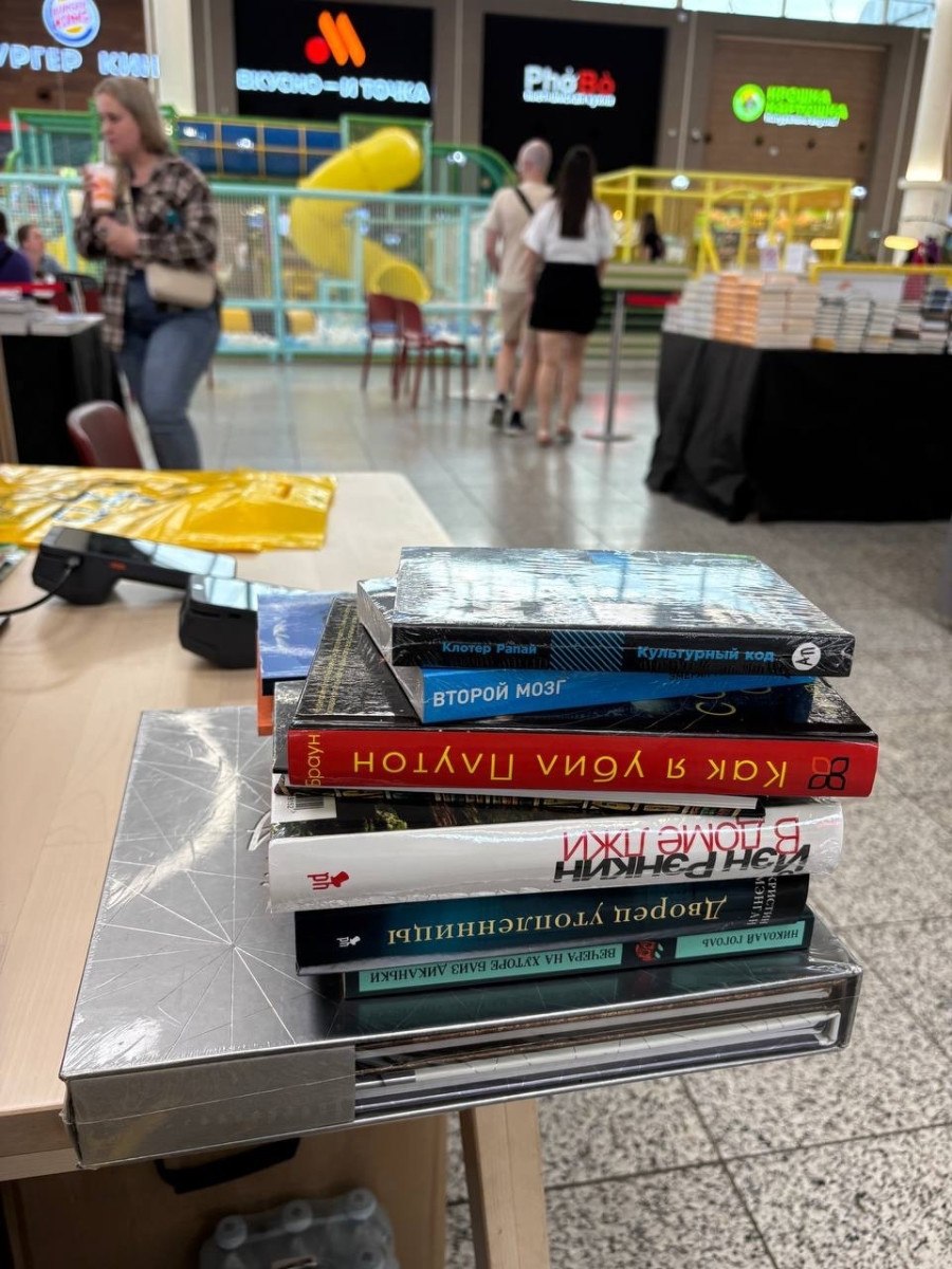 В «МЕГЕ Дыбенко» прошел книжный фестиваль «Почерк»
