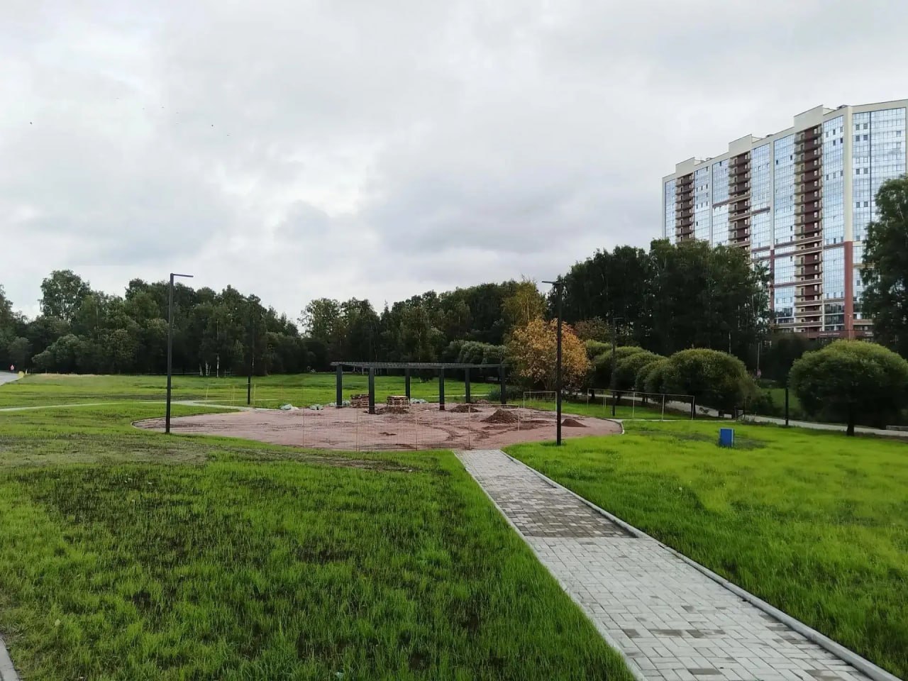 Детская площадка в парке «Оккервиль» на финальной стадии строительства