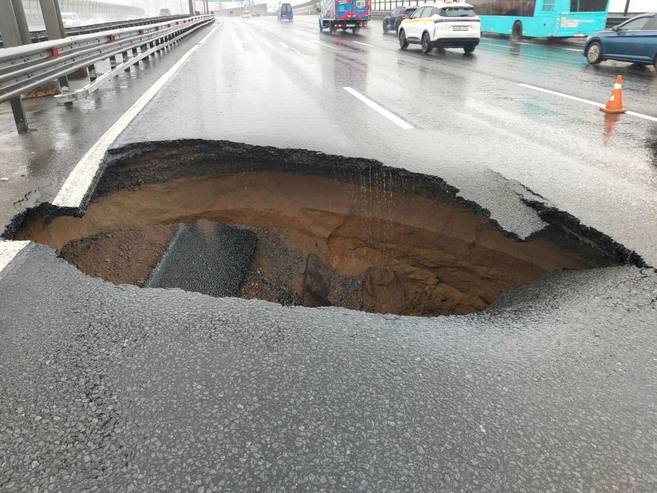 На КАД у Мурино перекрыты две полосы из-за провала асфальта