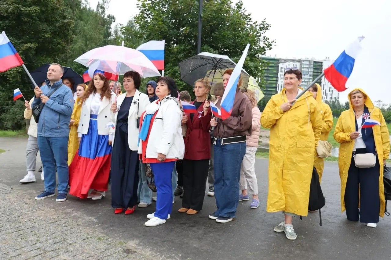 Жители Кудрово отметили День российского флага