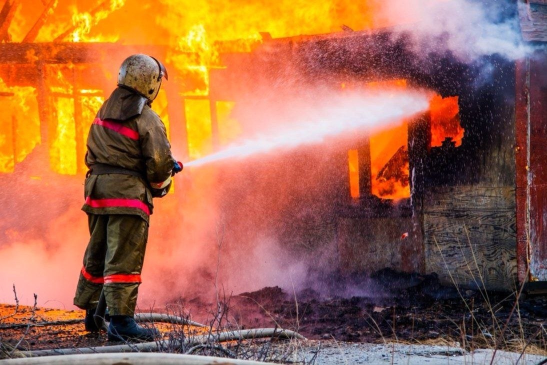 В Кудрово сгорели семь строительных бытовок