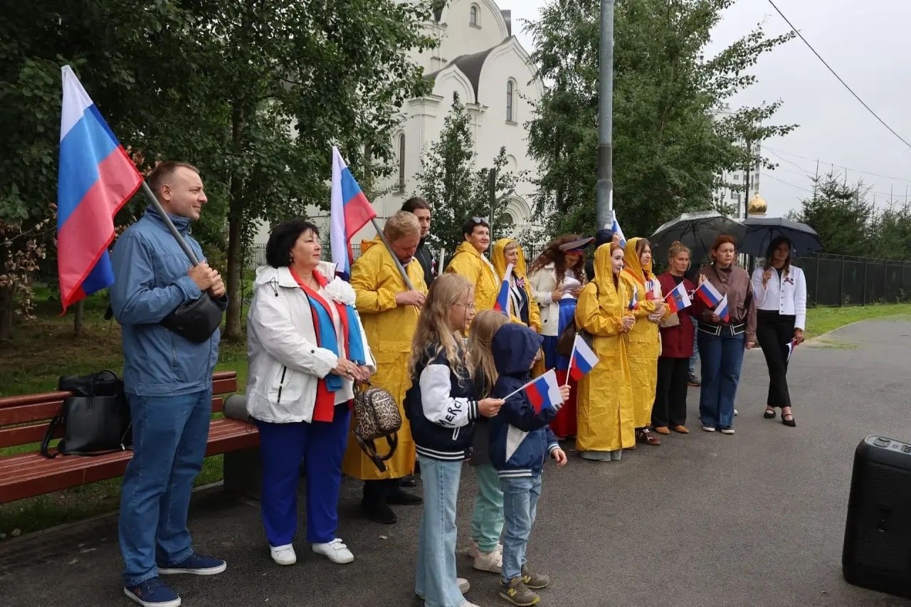 Жители Кудрово отметили День российского флага