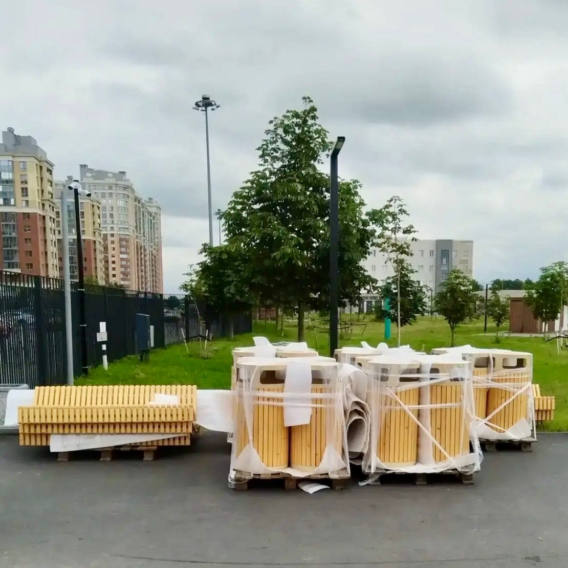 В парке «Оккервиль» появятся дополнительные скамейки и урны