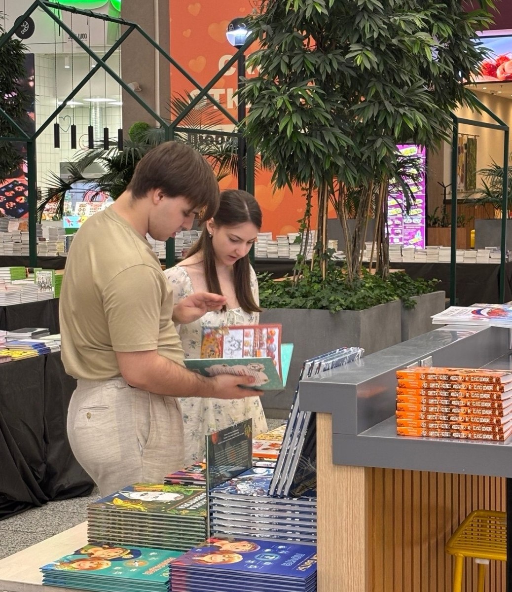 В «МЕГЕ Дыбенко» прошел книжный фестиваль «Почерк»