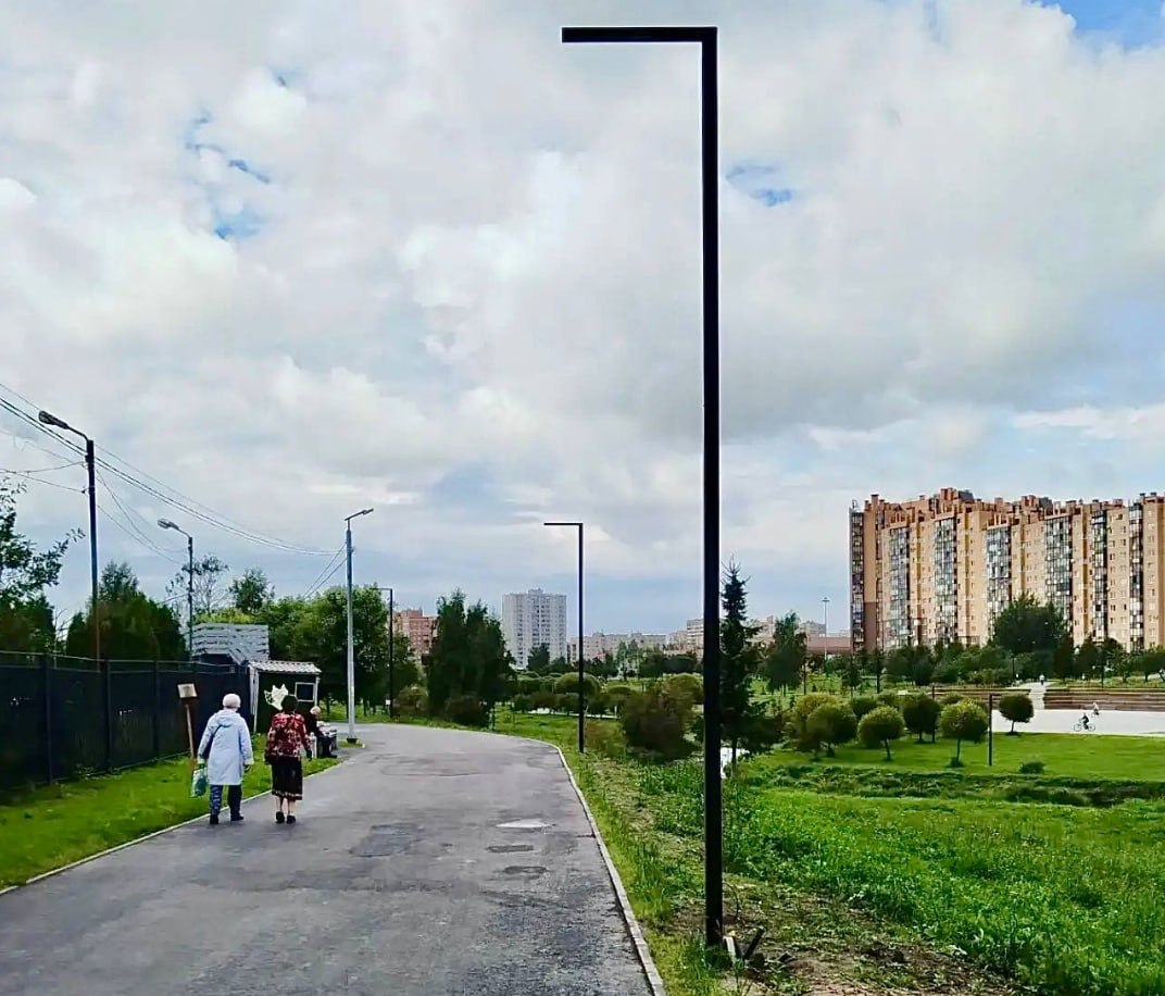 В парке Оккервиль меняют старые фонарные столбы на новые