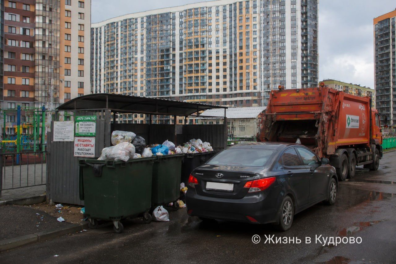 Припаркованные машины назвали причиной мусорных завалов в Кудрово