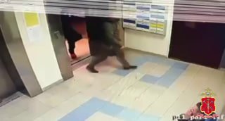 В Кудрово задержали двух грабителей, напавших на жителя из-за наушников и книг